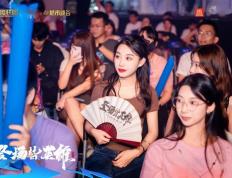 PG平台-比赛氛围热烈高涨，观众尖叫连连