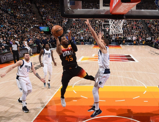 PG平台-太阳逆转击败爵士，厄尔-沃